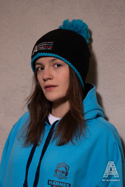 Schwarz-Blaue Wollmütze mit Alpenwelt-, Susi Alm und Hannes Alm Logo Patch